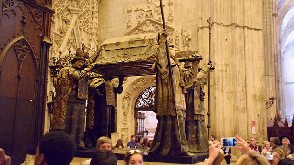 Monumento funerario de Cristóbal Colón en la Catedral de Sevilla.