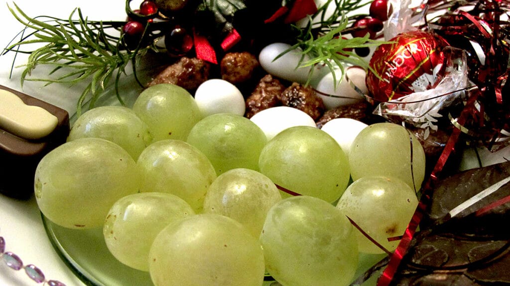 “Plato con uvas preparadas para la tradición de Nochevieja”.