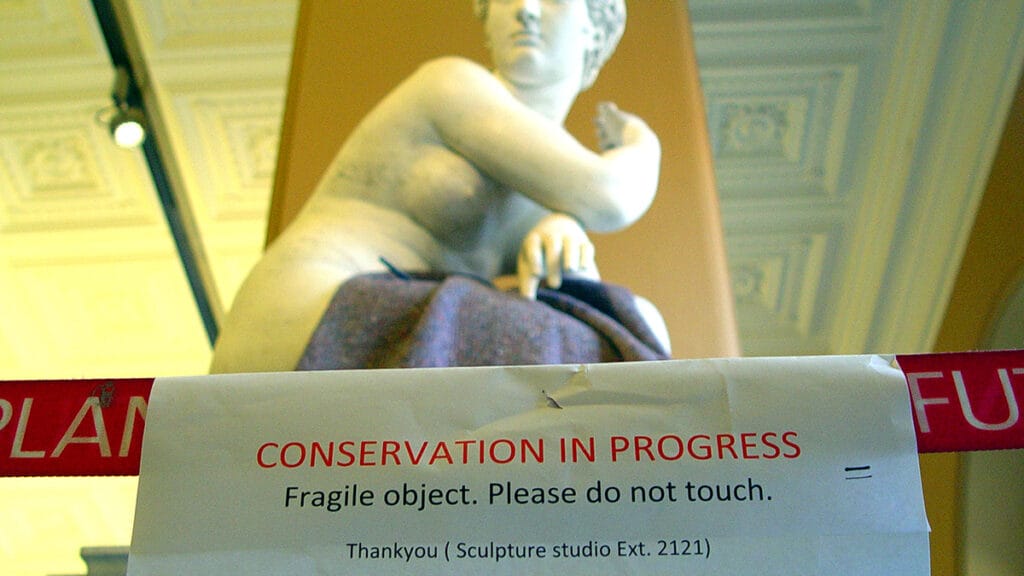 Proceso de conservación y restauración de una escultura en taller especializado.