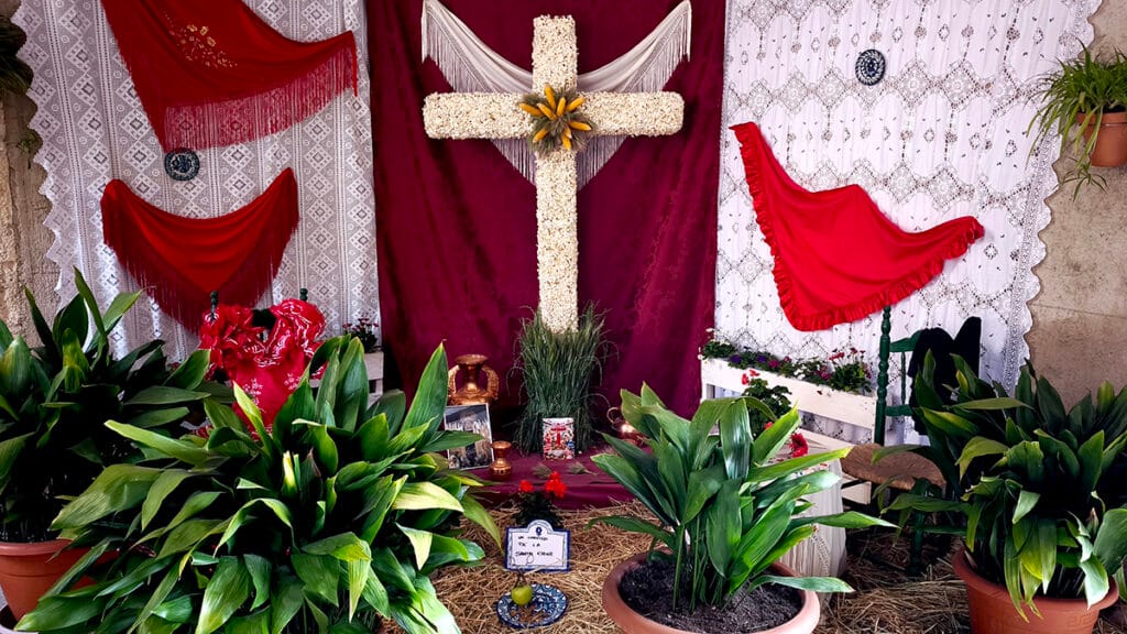 Cruz de Mayo de la Virgen de los Dolores en la Casa Grande, con palomitas de maíz y mazorcas decorativas.