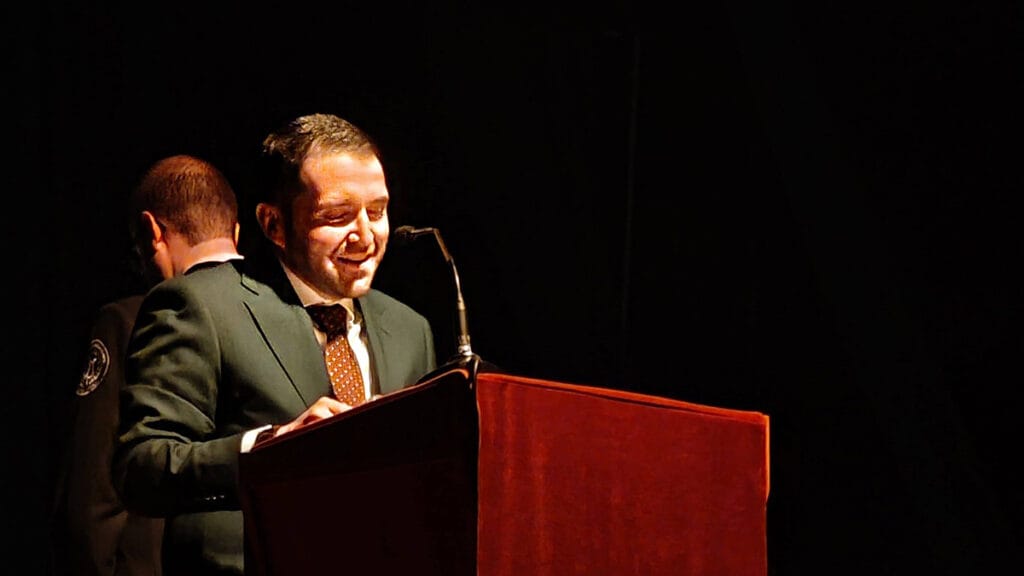 Antonio Carlos Maldonado lee el pregón desde el atril durante la Semana Santa de Padul 2026.