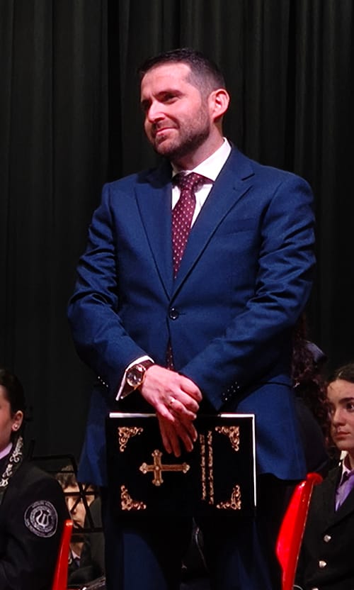 Antonio Carlos Maldonado sostiene el texto del pregón tras su intervención.