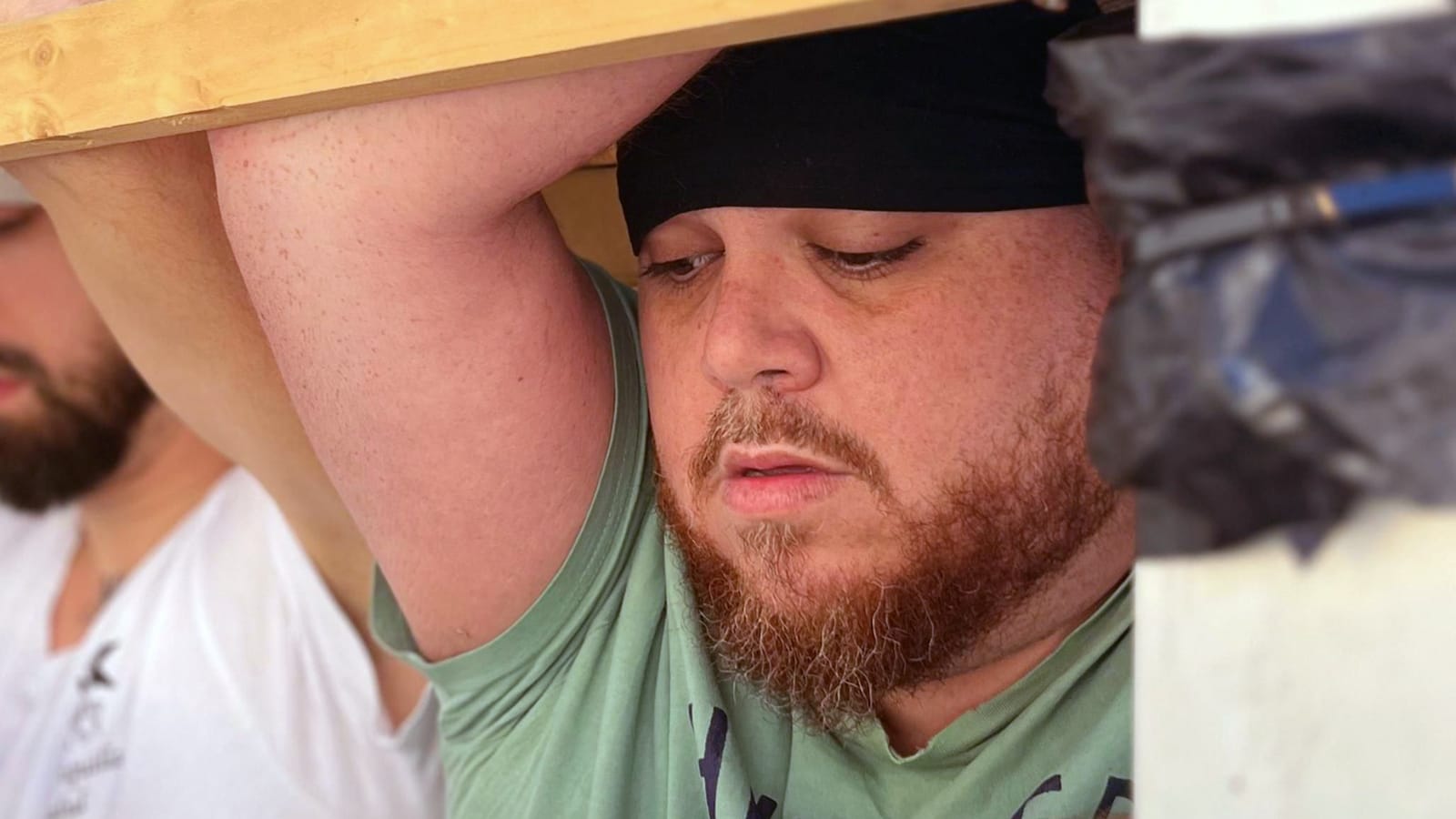 Antonio Cristóbal Juárez Soto, exaltador de la VII Exaltación al Costalero de Padul, en una escena vinculada al mundo del costal