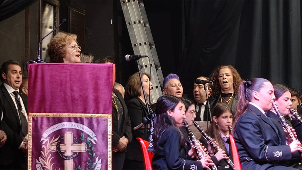 El coro rociero Al-Badul actúa junto a la Banda San Sebastián de Padul durante el acto del pregón.