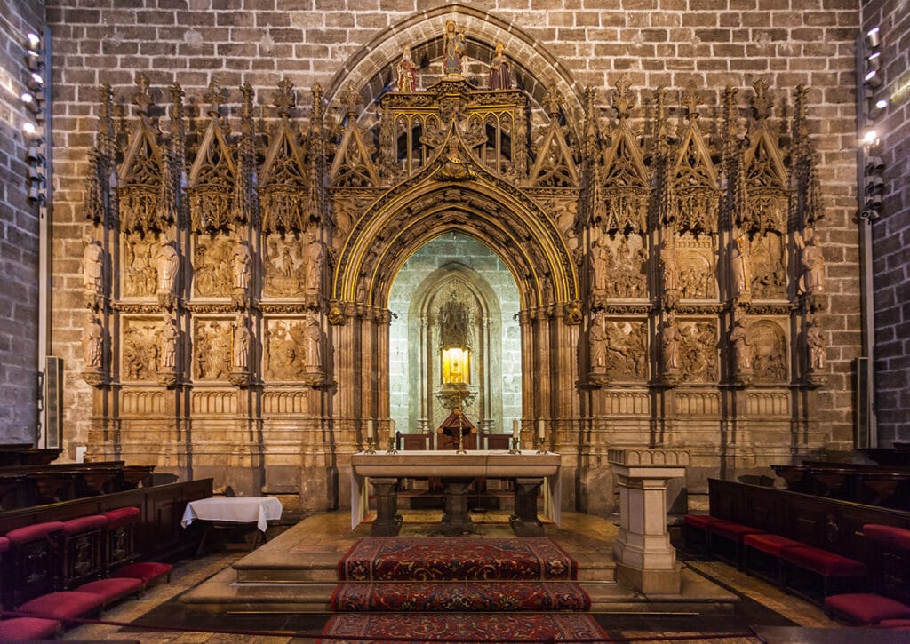 La capilla donde el “Grial” deja de ser novela y se vuelve silencio: piedra, luz y una devoción con siglos.
