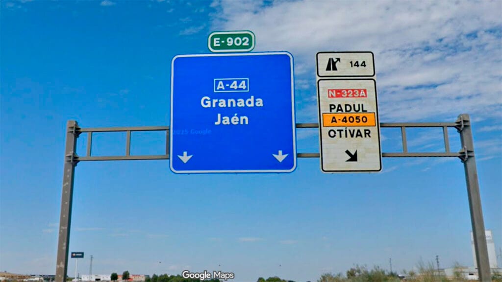 Señal de autopista A-44 con indicación “Padul”, junto a los destinos Granada y Jaén.
