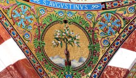 Mosaico de la vara florecida de Aarón en la basílica de Notre-Dame de la Garde de Marsella.