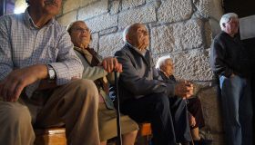 Personas mayores conversando en Galicia como símbolo de la transmisión de la memoria