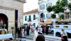 Procesión del Corpus Christi en Padul con la custodia llegando al altar instalado a las puertas de la Ermita de San Sebastián