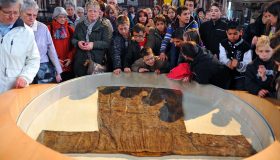 Santa Túnica de Tréveris expuesta en la catedral ante peregrinos y visitantes.
