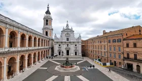 Basílica de la Santa Casa de Loreto, santuario mariano vinculado a la casa de Nazaret.