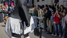 Público grabando con teléfonos móviles el paso de una procesión de Semana Santa.