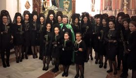 Mujeres vestidas de mantilla en honor a María Santísima de la Esperanza en Sierra de Yeguas, Málaga.
