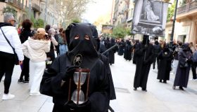 La Buena Muerte de Barcelona volvió a caminar por la ciudad con una estética sobria, marcada por el silencio, el tiempo y la memoria de la fragilidad humana.