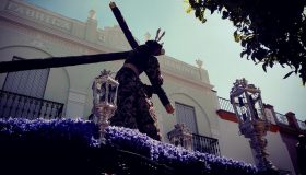 Cristo nazareno con túnica morada bordada en oro durante una procesión de Semana Santa en Paradas, Sevilla.