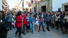 Procesión de Semana Santa en Baeza avanzando por la calle.