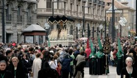 La calle como espacio de memoria durante una procesión de Semana Santa en Granada
