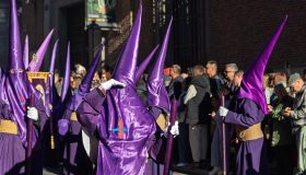 Nazareno durante una procesión de Semana Santa como expresión de una tradición viva