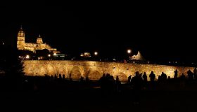 Procesión nocturna de la Hermandad del Cristo del Amor y de la Paz en Salamanca.