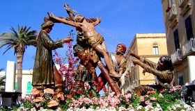 Grupo escultórico de El Levantamiento o La Exaltación de la Cruz en la Procesión de los Misterios de Trapani.