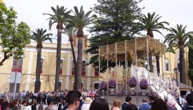 Paso de la Virgen de Consolación recorriendo las calles de Lebrija ante el público durante la Semana Santa.