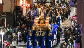 Procesión de Semana Santa en Alicante fotografiada durante la madrugada.