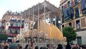 Nuestra Señora del Patrocinio bajo palio durante la Semana Santa de Sevilla de 2025.