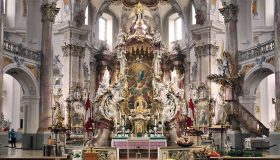 Altar con estatuas de los Catorce Santos Auxiliadores en la basílica de Vierzehnheiligen.