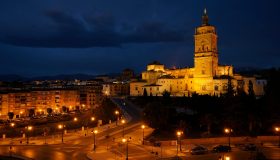 Exterior de la Catedral de Guadix al amanecer.