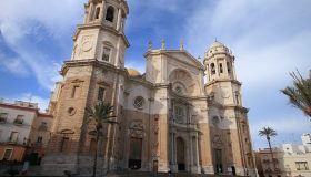 Fachada principal de la Catedral de Cádiz con sus torres y portada monumental.