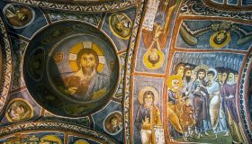 Interior de Tokalı Kilise (Göreme), con frescos bizantinos cubriendo bóvedas y muros.
