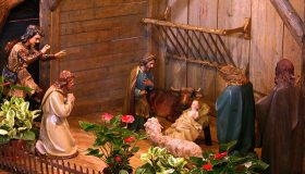 “Belén con escenas del Nacimiento en interior”
