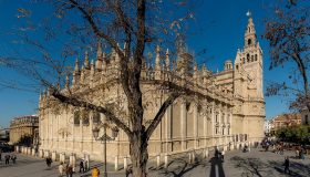 Vista de la Catedral de Sevilla y del Archivo General de Indias, con ambas fachadas en primer plano.