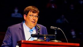 Xuasús González durante una intervención pública ante un atril tras su designación como pregonero de la Semana Santa de Barcelona 2026