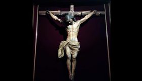 Cristo en la cruz de la Parroquia Imperial de San Matías de Granada retirado temporalmente del culto para su restauración.