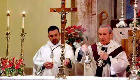 Mons. Gerardo Melgar realiza la incensación durante la misa de clausura por el 300 aniversario de La Palma en Valdepeñas.