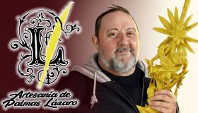 Lázaro Martín Romera sosteniendo una palma blanca elaborada artesanalmente.