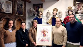 Presentación de la portada 2026 de la revista Pasión y Costal en Padul, con la obra enmarcada dedicada a la Virgen del Valle.