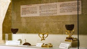 El Santo Cáliz venerado en Valencia: un objeto real, con historia documentable en tramos… y con misterio inevitable en los orígenes.