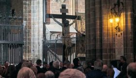 Viacrucis en el interior de la Catedral de Barcelona