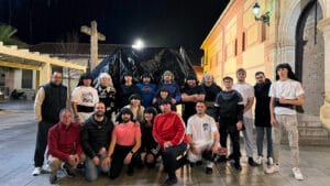 Cuadrilla de costaleros del Santo Sepulcro de Padul durante un ensayo en la plaza de la iglesia.