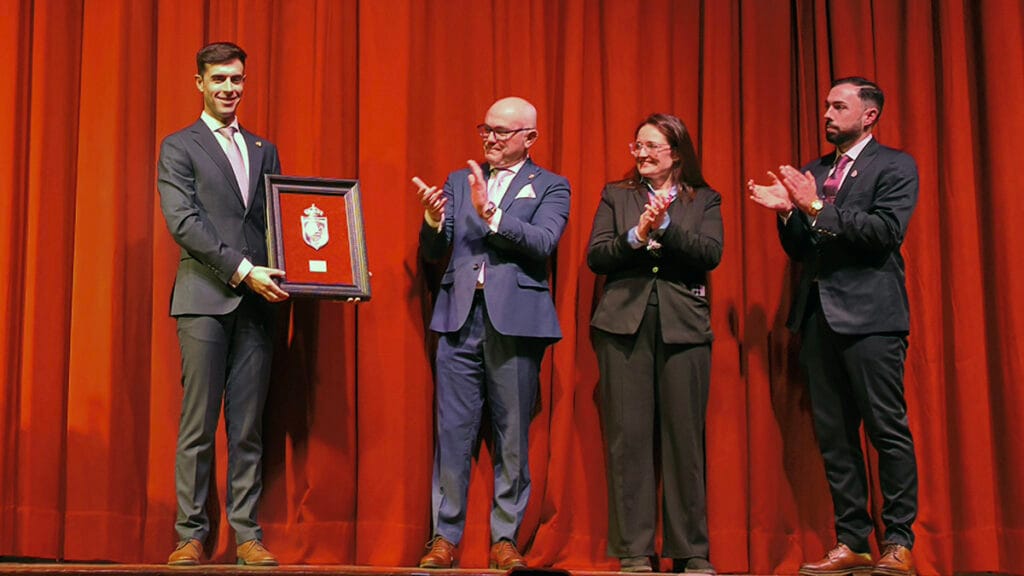 Entrega del Cordero de Dios a José Moya Muñoz en el escenario.