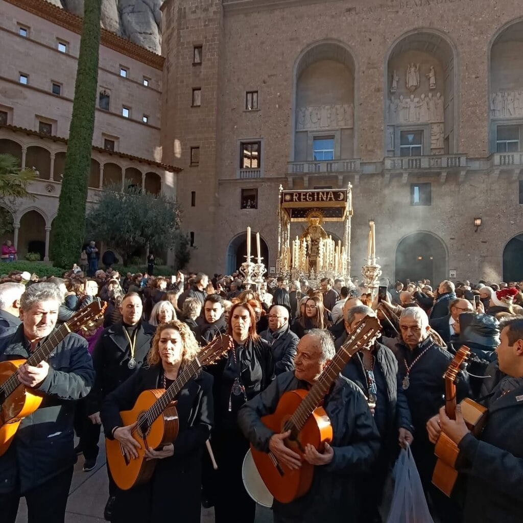 Grupo de peregrinos de la Hermandad de Montserrat de Sevilla en la Abdadía de Montserrat