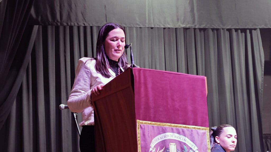 La pregonera de la Semana Santa de Padul 2025 interviene desde el atril durante el XXXVII Pregón de la Semana Santa de Padul.