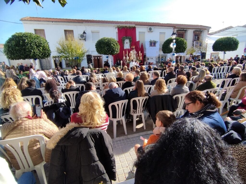 Crónica de la misión popular y el broche de oro vivido en Villa del Río con el Santísimo Cristo de la Humildad: entrega de una reliquia, eucaristía en la calle y procesión entre fe, barrio y tradición franciscana.
