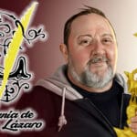 Lázaro Martín Romera sosteniendo una palma blanca elaborada artesanalmente.