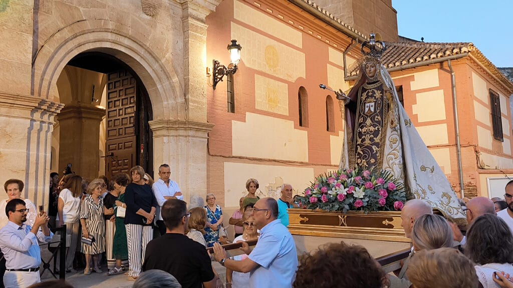 Virgen del Carmen de Padul saliendo en procesión extraordinaria tras la misa de rogativa.