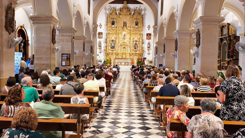 Fieles congregados en Santa María la Mayor de Padul durante la misa de acción de gracias y rogativa.