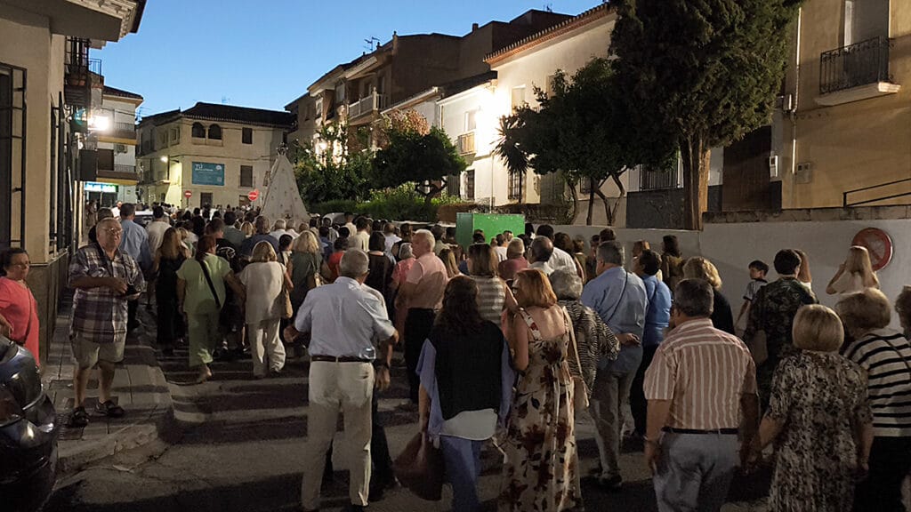 Vecinos acompañando de noche la procesión extraordinaria de la Virgen del Carmen en Padul.
