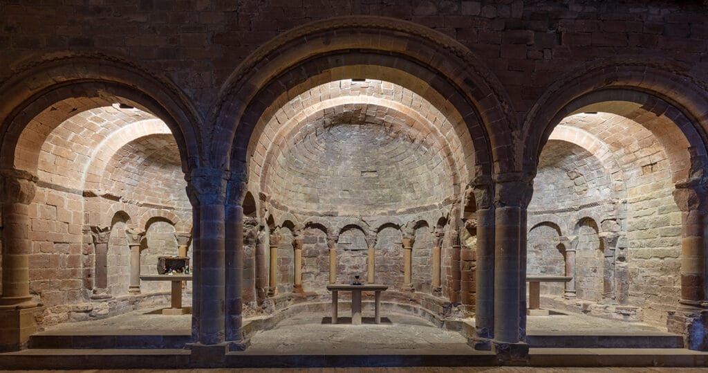 San Juan de la Peña, nombre recurrente en la tradición del itinerario del cáliz: el Pirineo como refugio, la historia como eco.